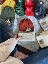Load image into Gallery viewer, Cas Timpeall Reversible hata for teens and adults