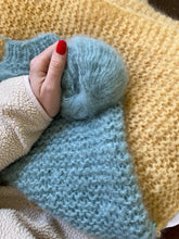Load image into Gallery viewer, The Pógeen-Fluff Só luxury knitwear